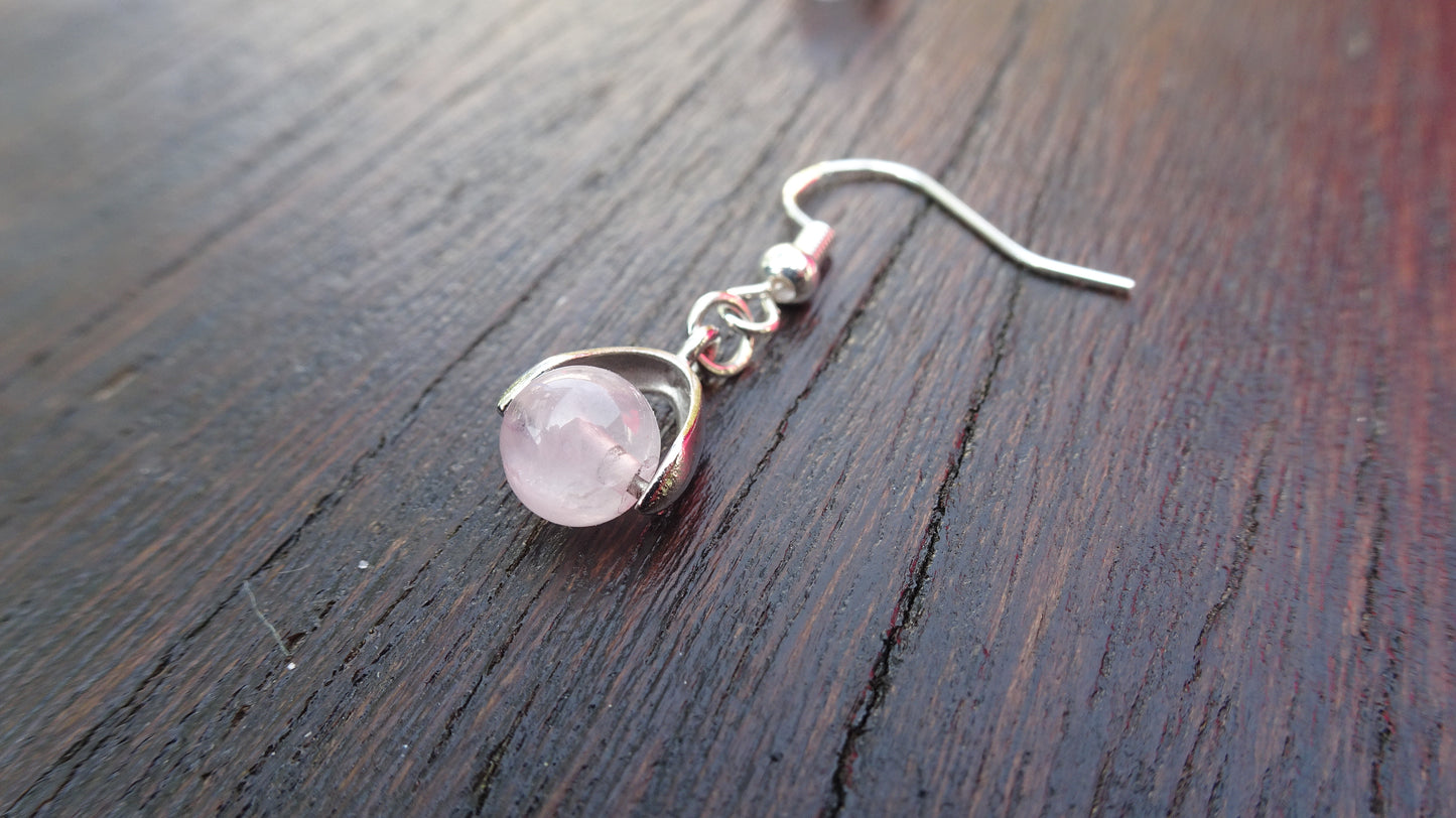 Boucles d'oreilles perle naturelle rose 6mm posée sur étrier argenté - BO143