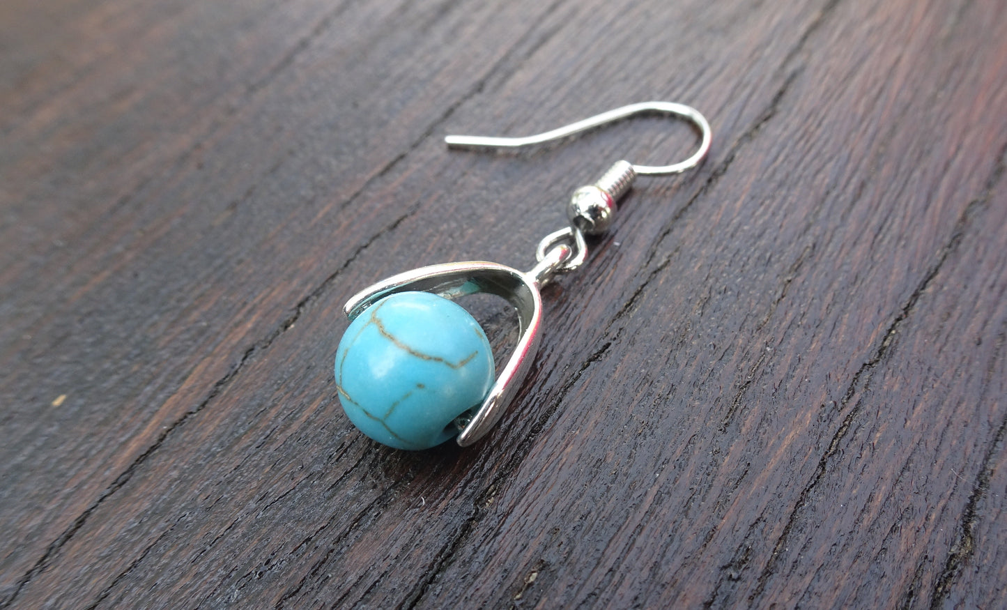 Boucles d'oreilles perle naturelle 8 mm turquoise sur étrier argenté - BO166