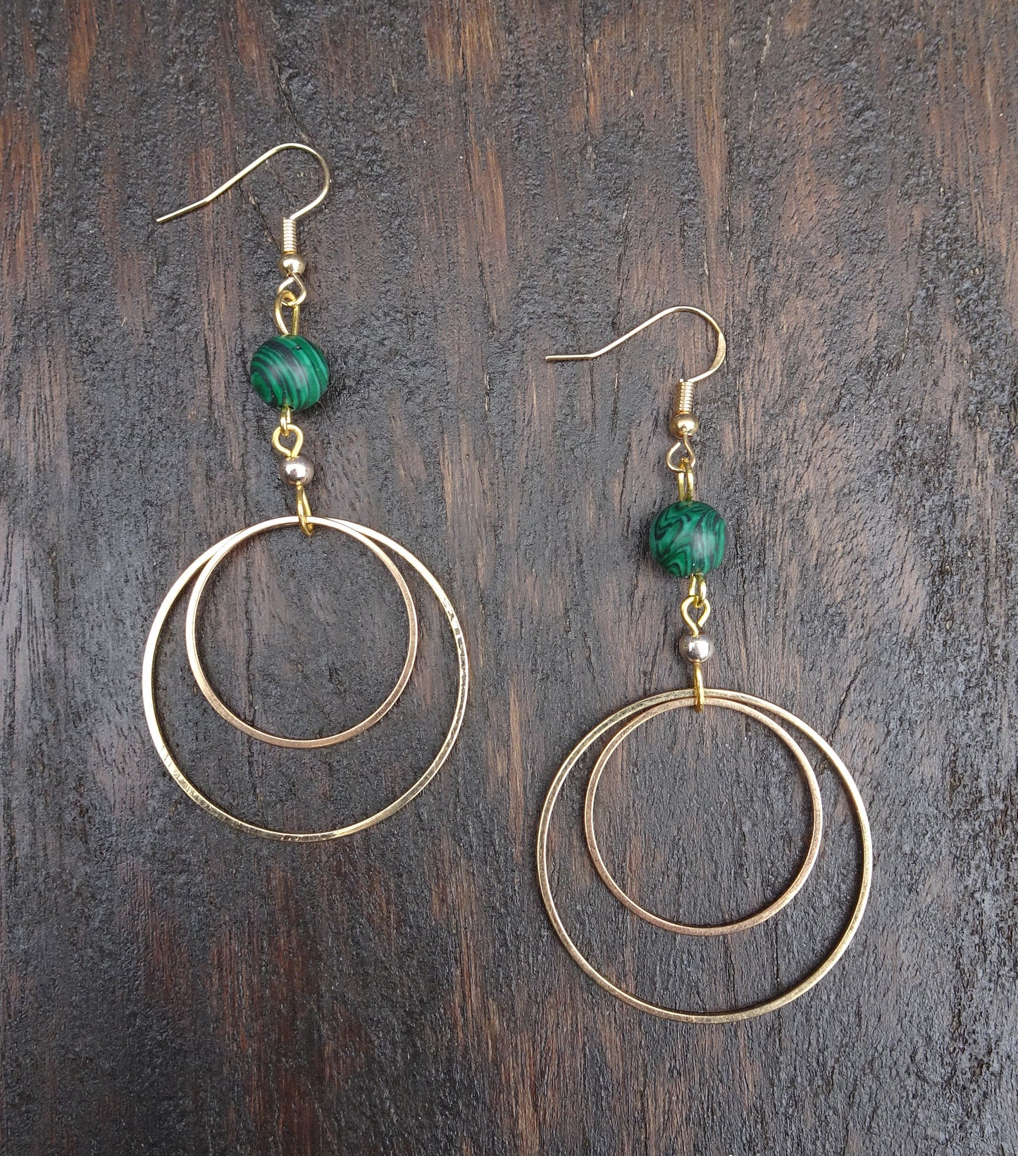 Boucles d'oreille pendantes perle verte 8 mm - BO169
