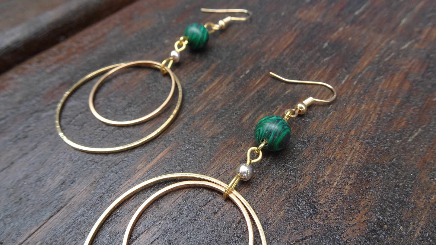 Boucles d'oreille pendantes perle verte 8 mm - BO169