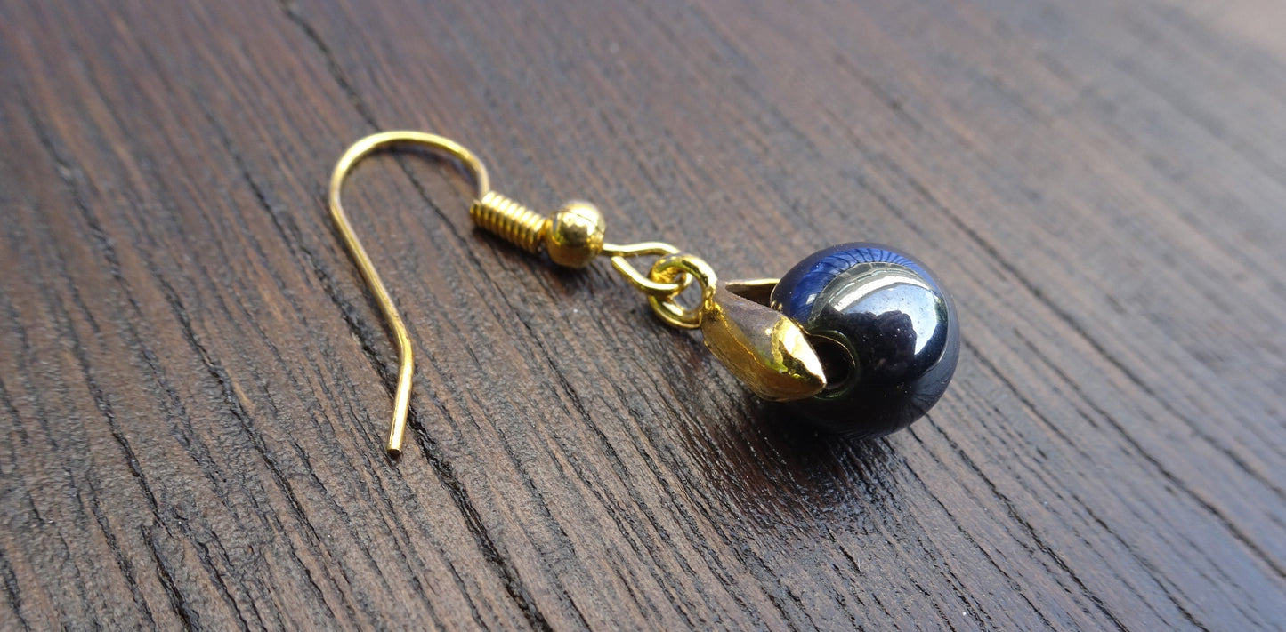 Boucles d'oreille perle hématite 8mm posée sur étrier doré - BO199