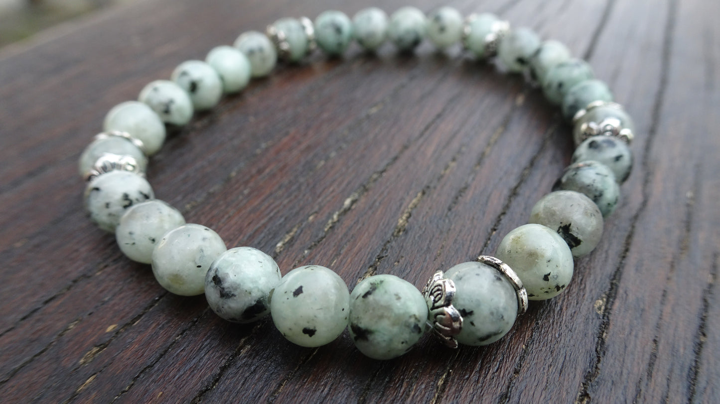 Bracelet perles naturelles 6 mm vert sauge mouchetées de noir - BR152