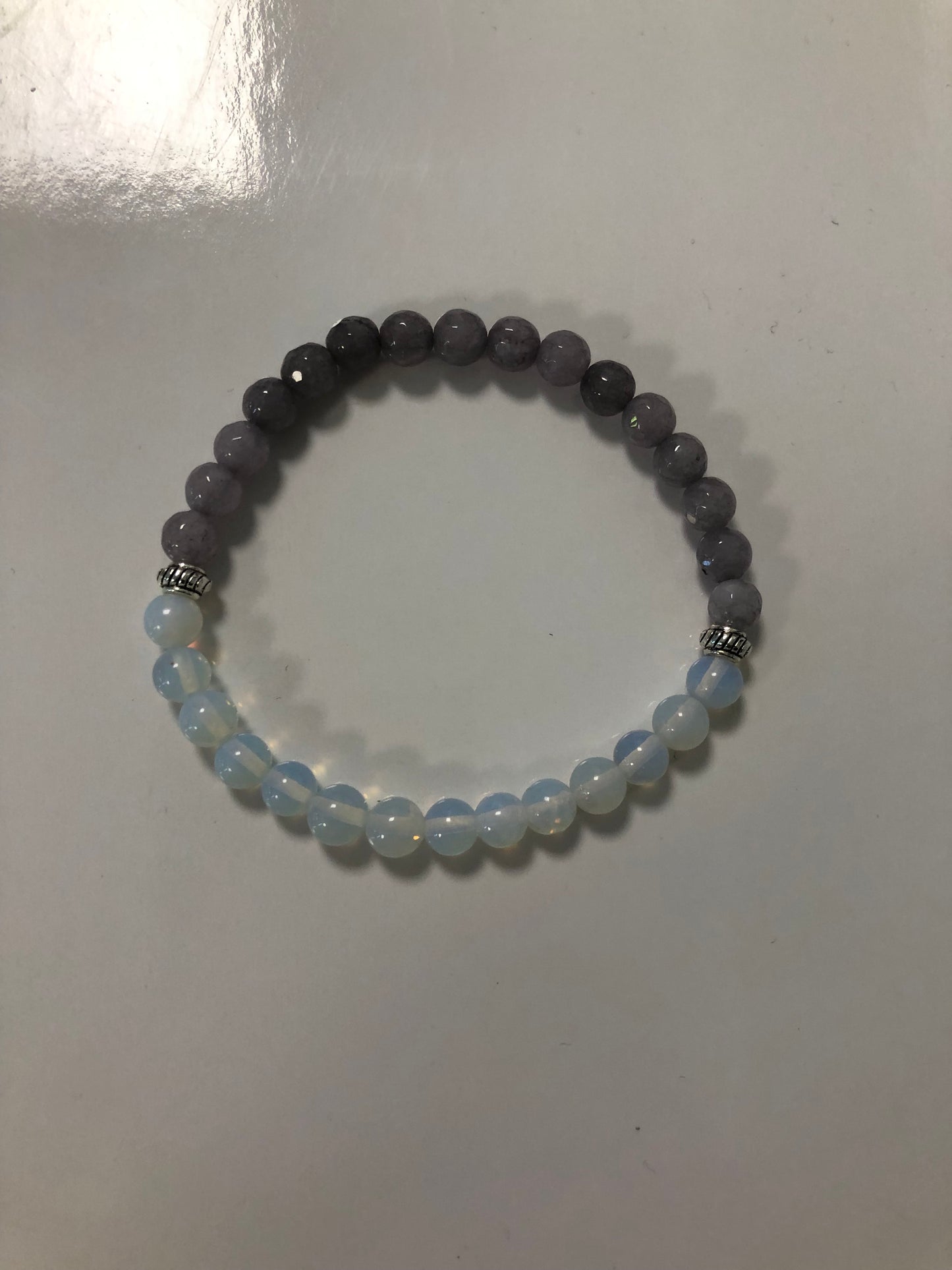 Bracelet perles naturelles 6 mm opale et facettées gris clair - BR170*