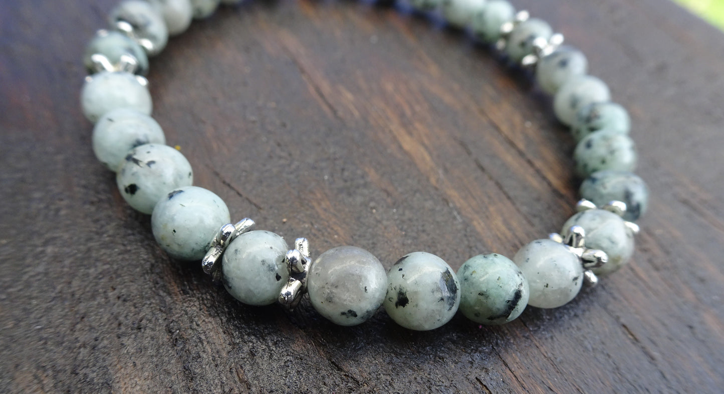 Bracelet perles naturelles 6 mm vert sauge mouchetées de noir - BR189
