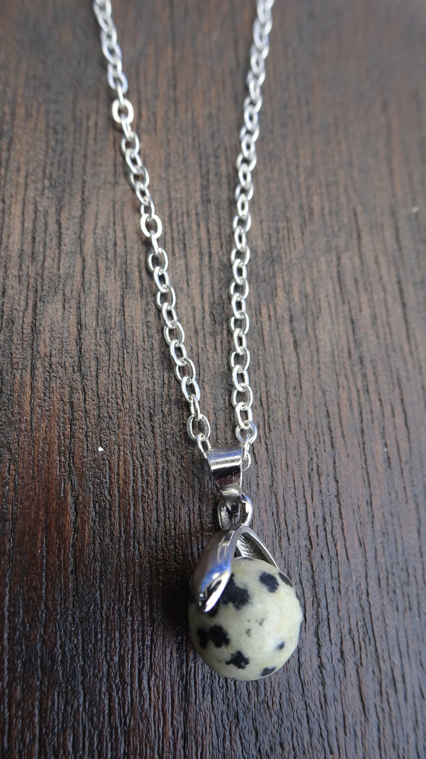 Collier chaîne argentée avec perle naturelle beige mouchetée de noir posée sur étrier - CO003/B