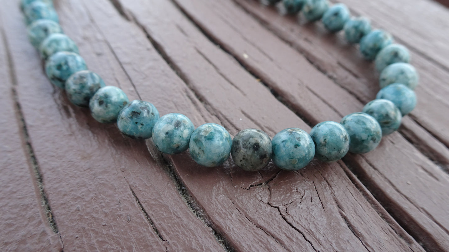 Collier en perles naturelles vert bleuté diamètre 6 mm - CO135