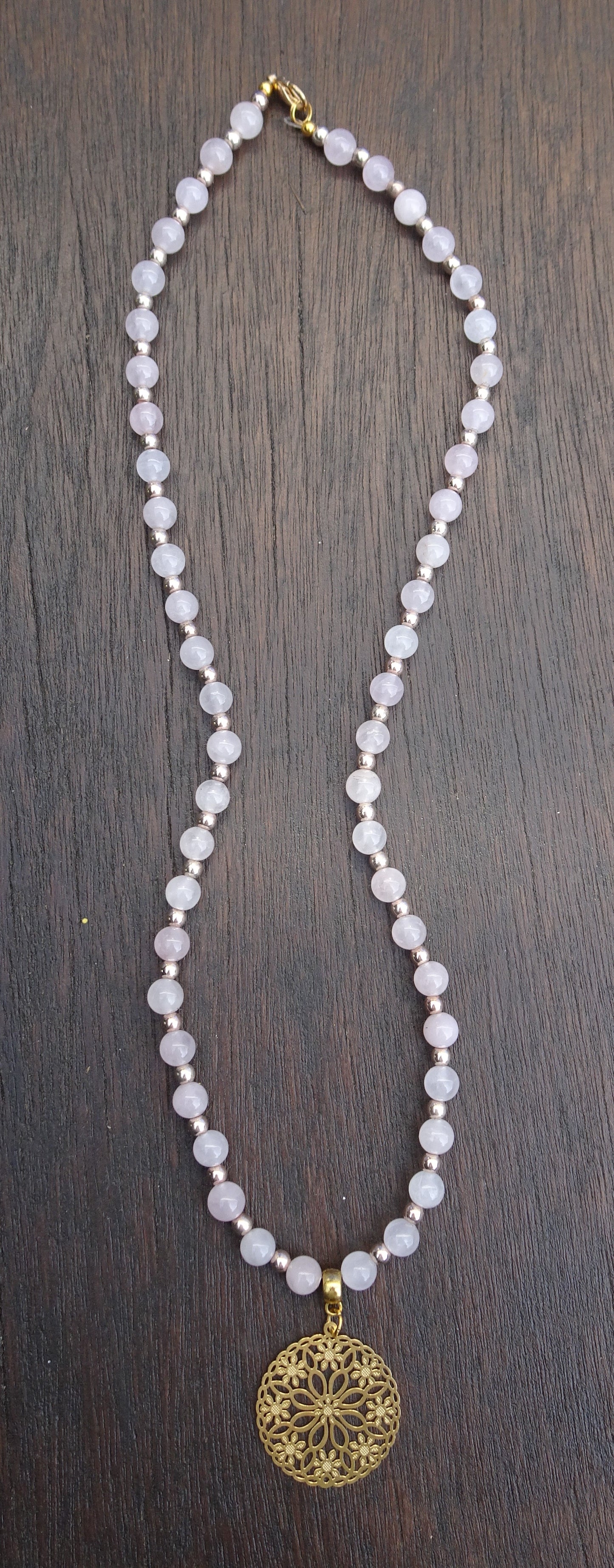 Collier en perles naturelles translucides 6 mm roses et rosace dorée - CO203