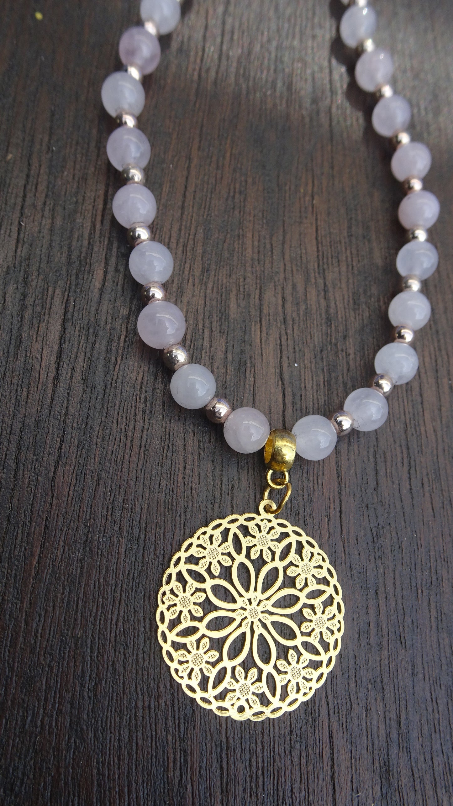Collier en perles naturelles translucides 6 mm roses et rosace dorée - CO203