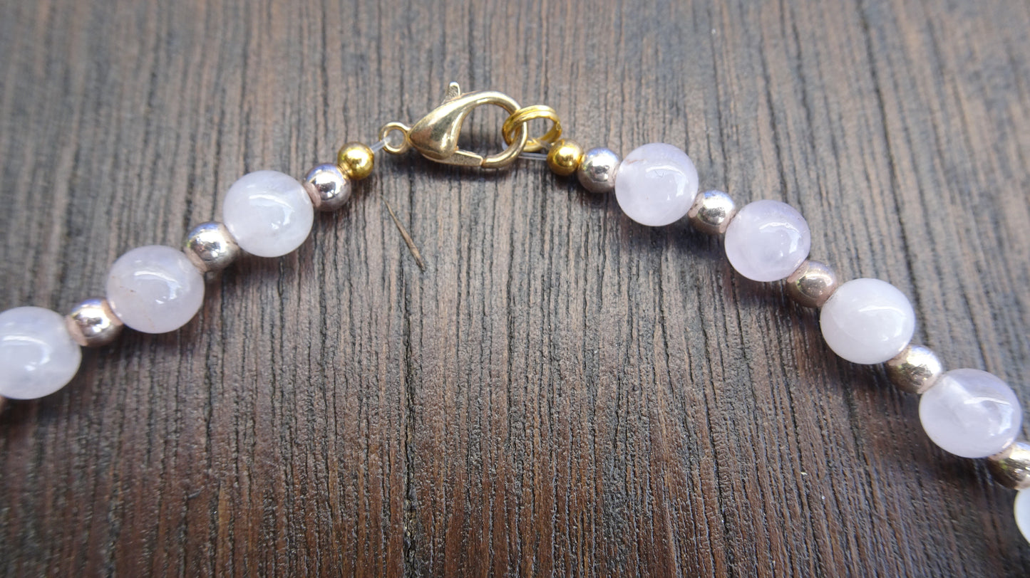 Collier en perles naturelles translucides 6 mm roses et rosace dorée - CO203