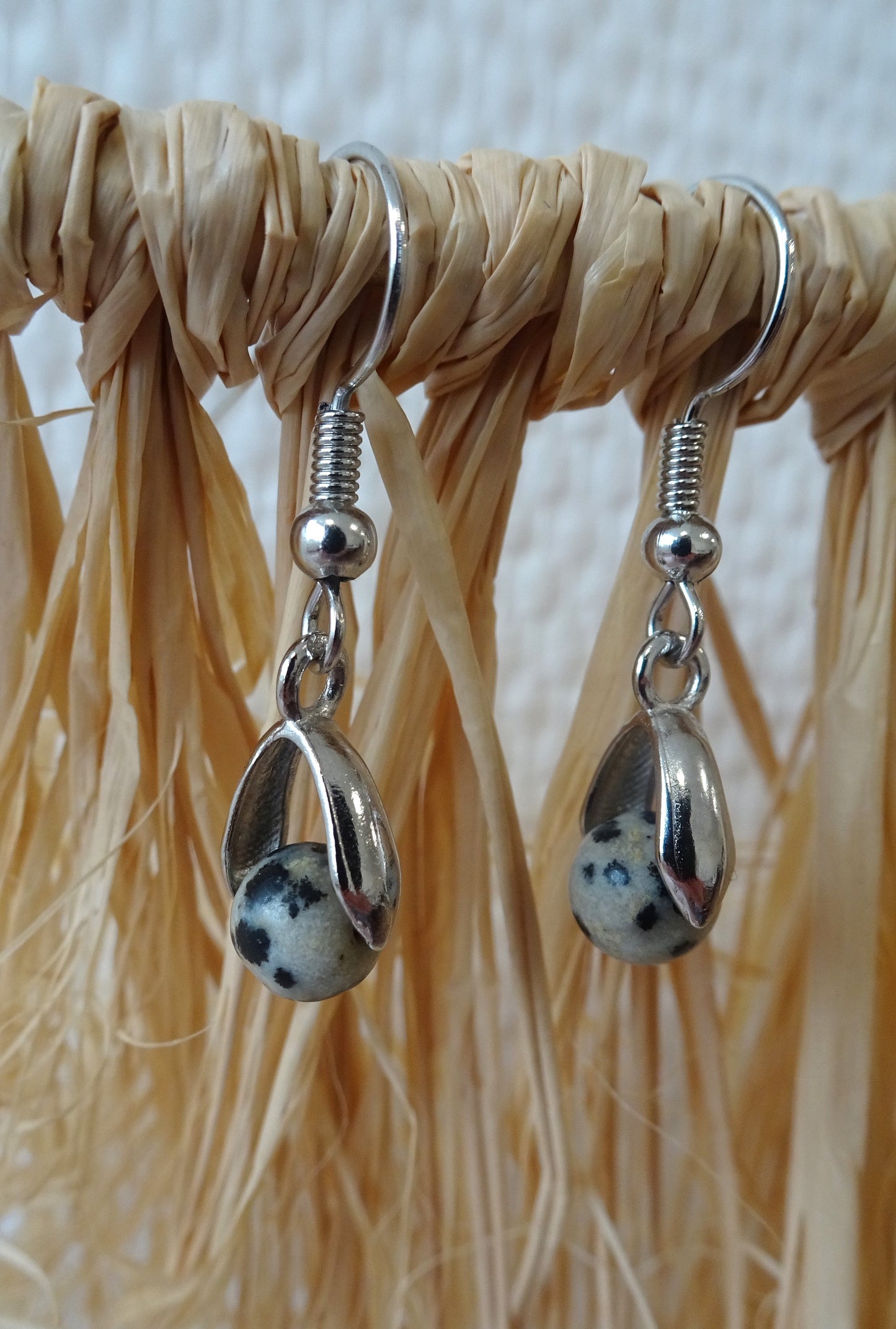 Boucles d'oreilles perles naturelles beige mouchetées de noire 6mm posée sur étrier argenté - BO003/E6