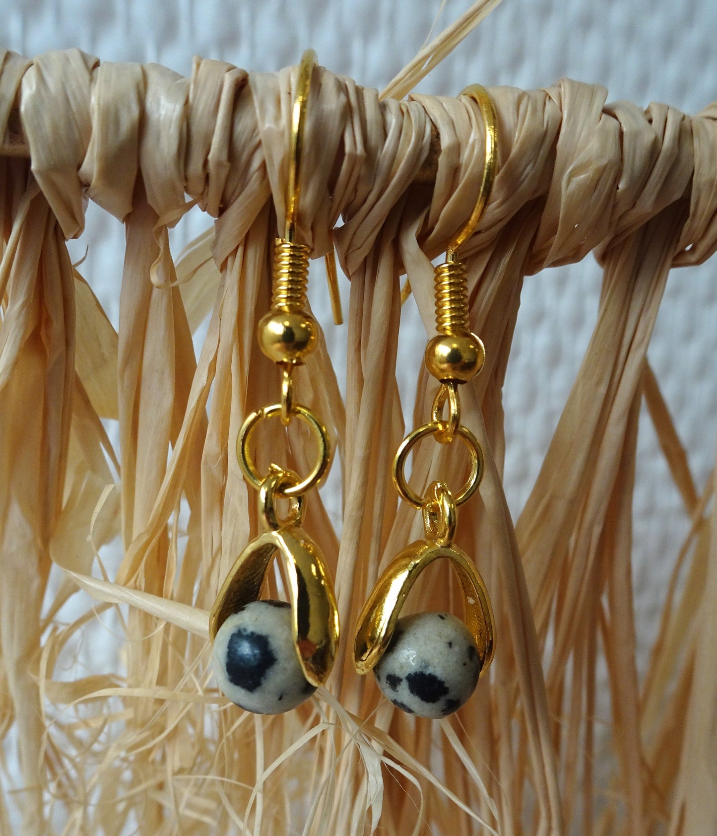 Boucles d'oreilles perles naturelles beige mouchetée de noire 6mm posées sur étrier doré - BO054/E6