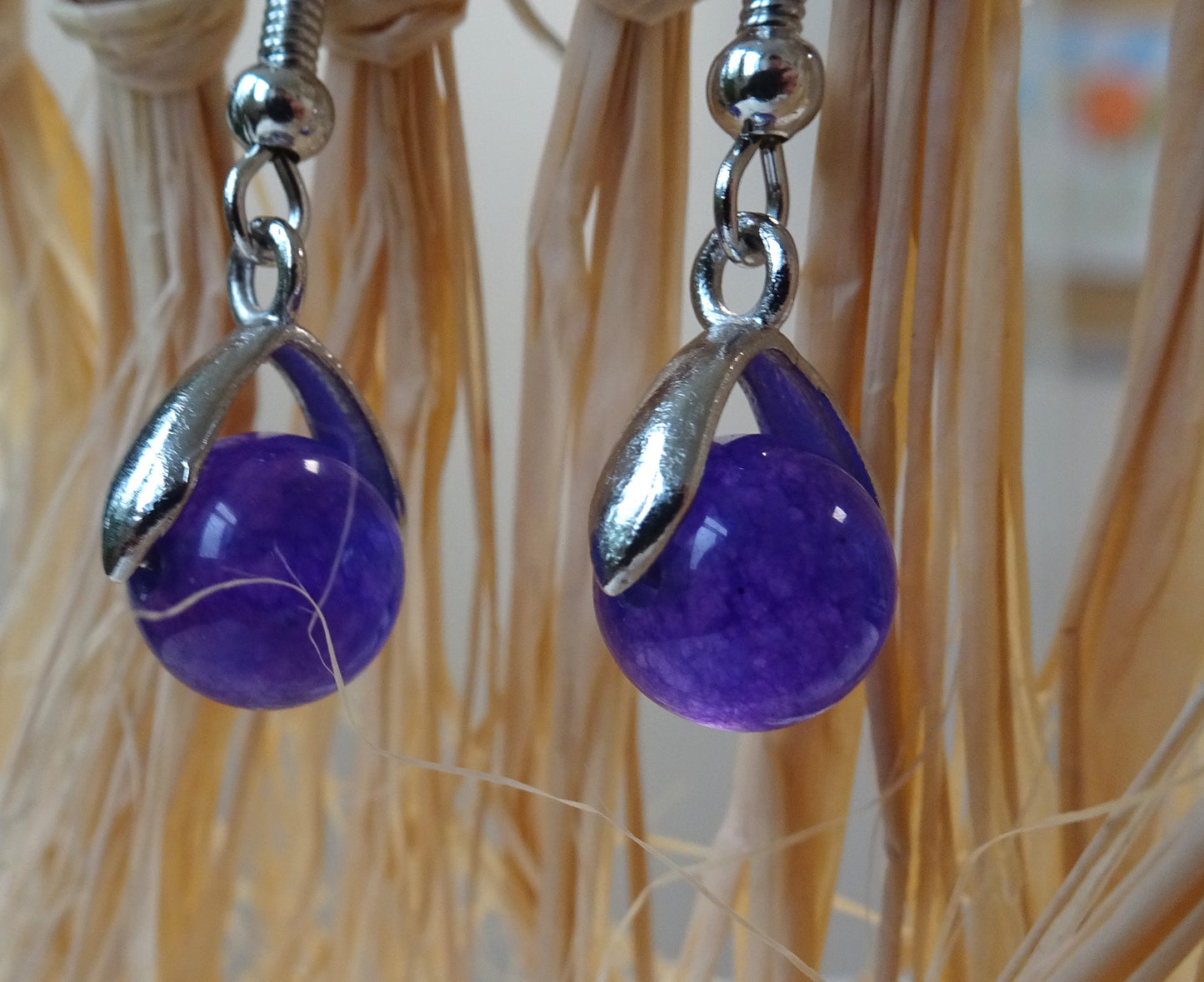 Boucles d'oreilles perle naturelle violette posée sur étrier argenté - BO072