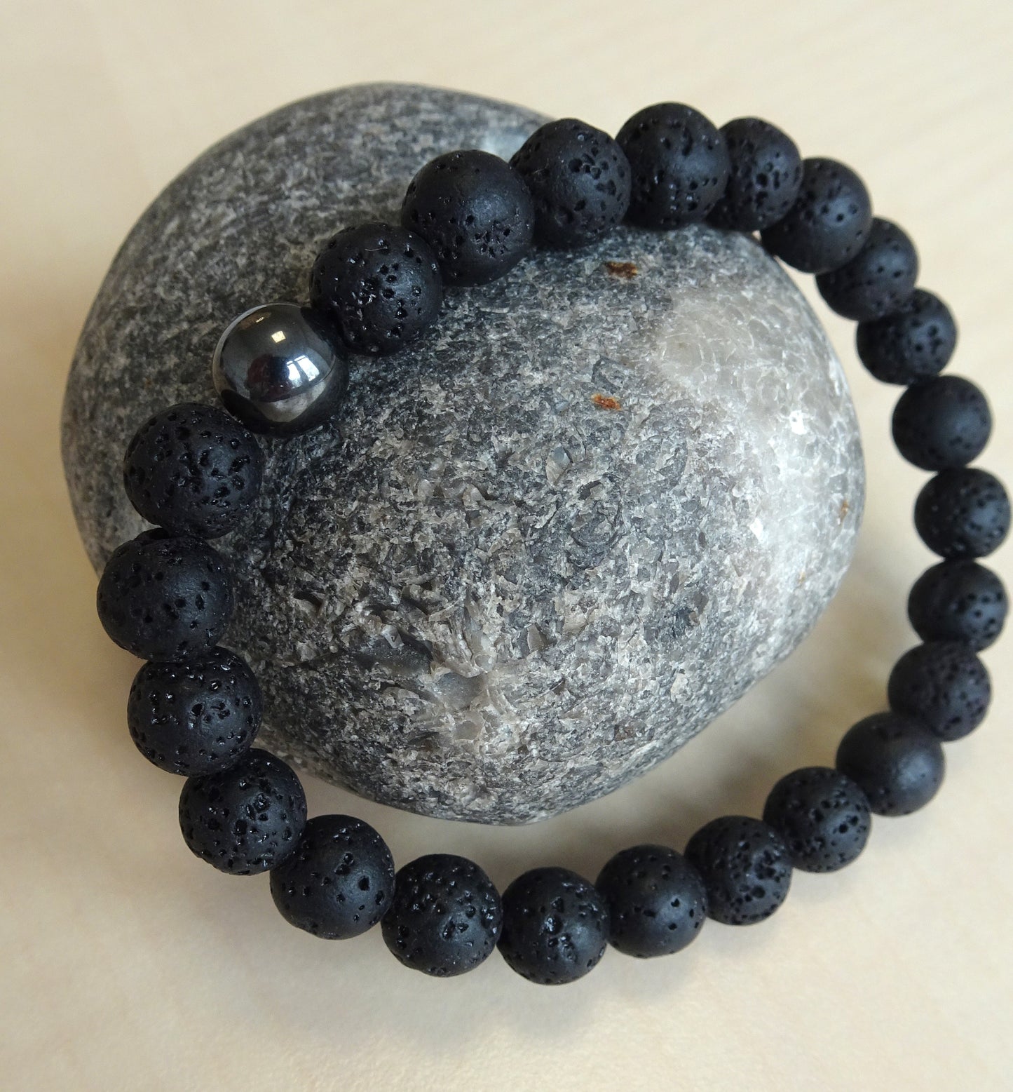 Bracelet homme perles en pierre de lave et une perle hématite - BR035