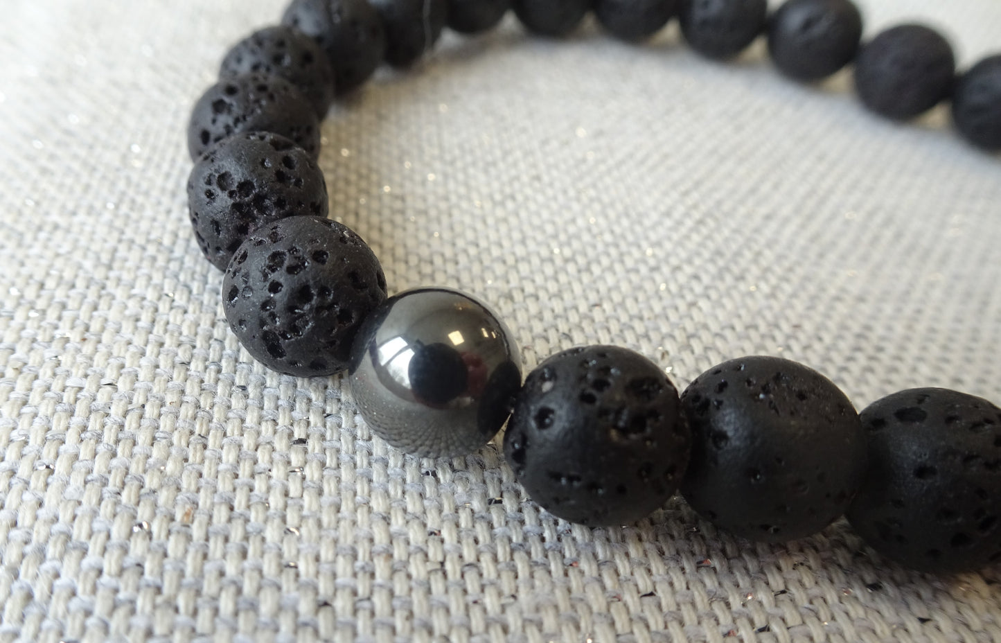Bracelet homme perles en pierre de lave et une perle hématite - BR035