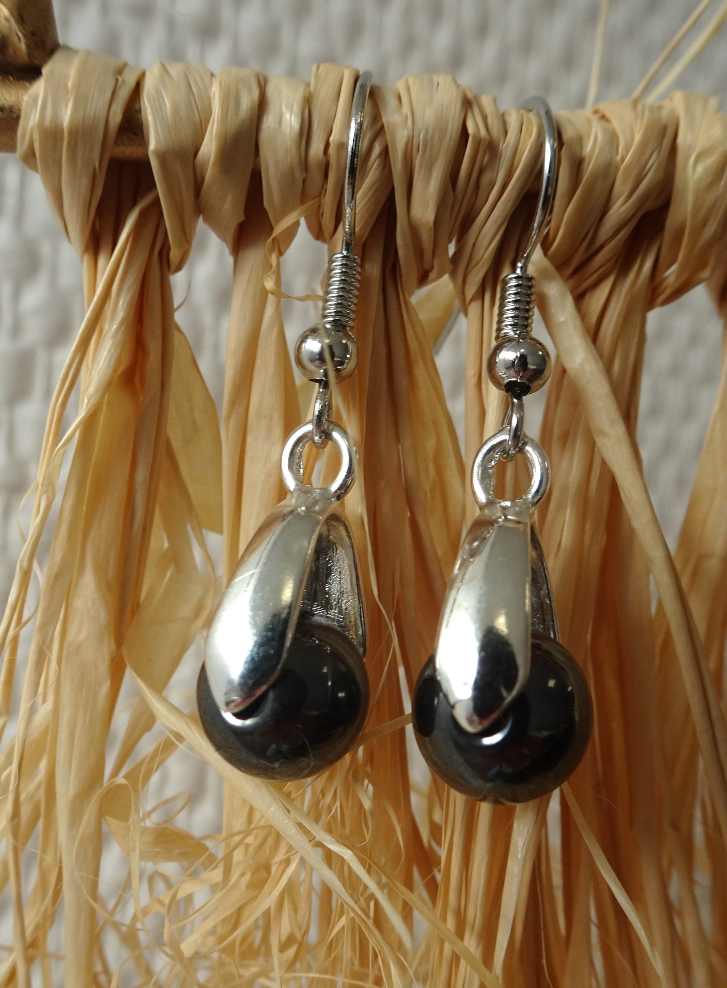Boucles d'oreilles perle hématite montée sur étrier argenté - BO065