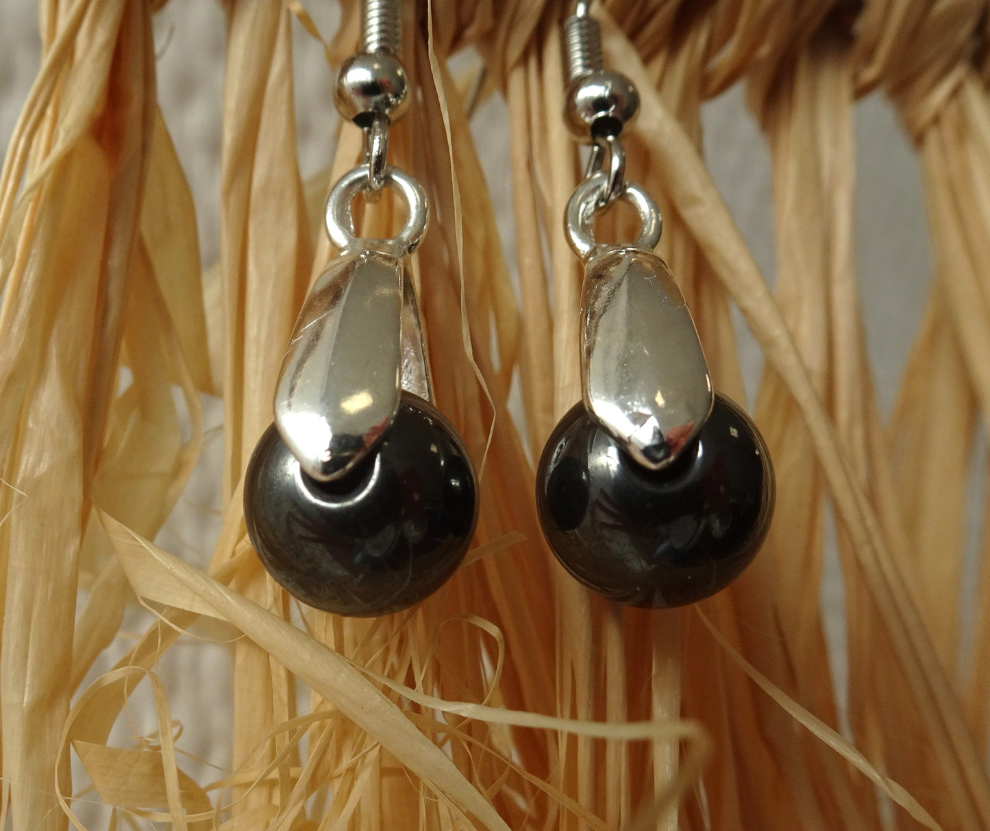 Boucles d'oreilles perle hématite montée sur étrier argenté - BO065