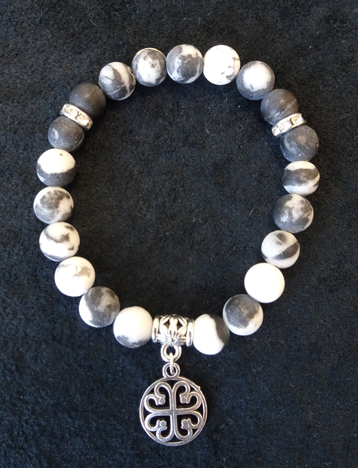 Bracelet en pierres naturelles noires et blanches - BR079