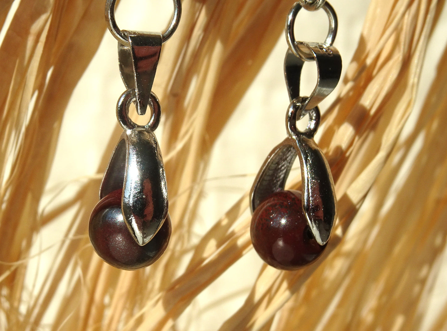 Boucles d'oreilles perle naturelle marron 6 mm, posée sur étrier argenté - BO129/E6
