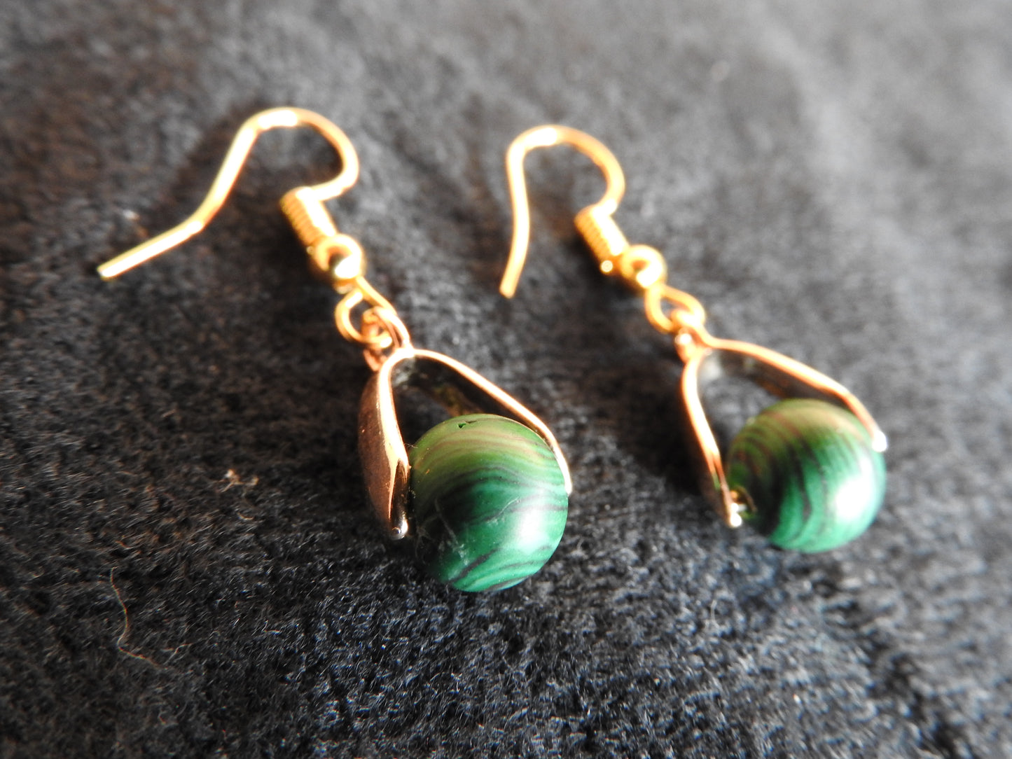 Boucles d'oreilles pierre naturelle vert émeraude posée sur étrier doré - BO050/ver