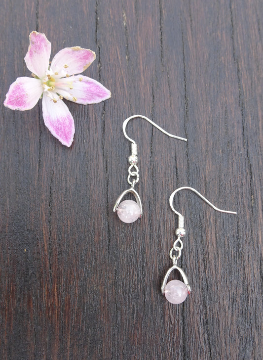Boucles d'oreilles perle naturelle rose 6mm posée sur étrier argenté - BO143