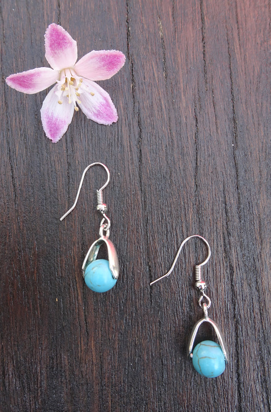 Boucles d'oreilles perle naturelle 8 mm turquoise sur étrier argenté - BO166