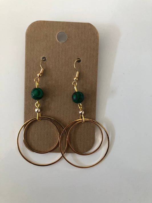 Boucles d'oreille pendantes perle verte 8 mm  - BO169