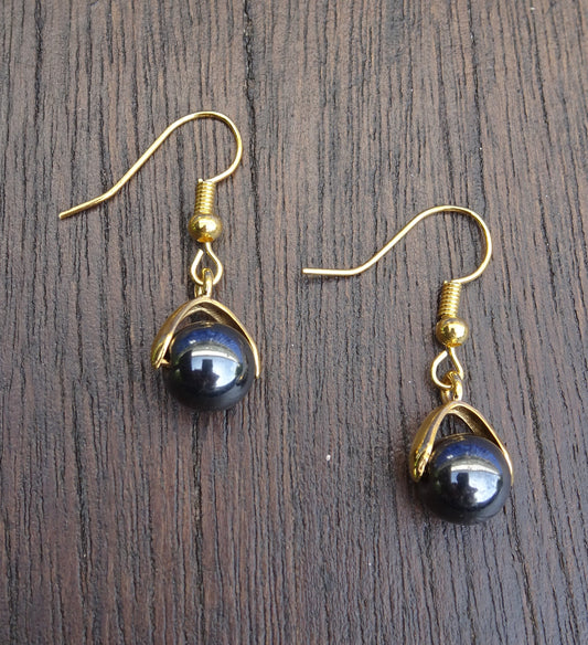 Boucles d'oreille perle hématite 8mm posée sur étrier doré - BO199