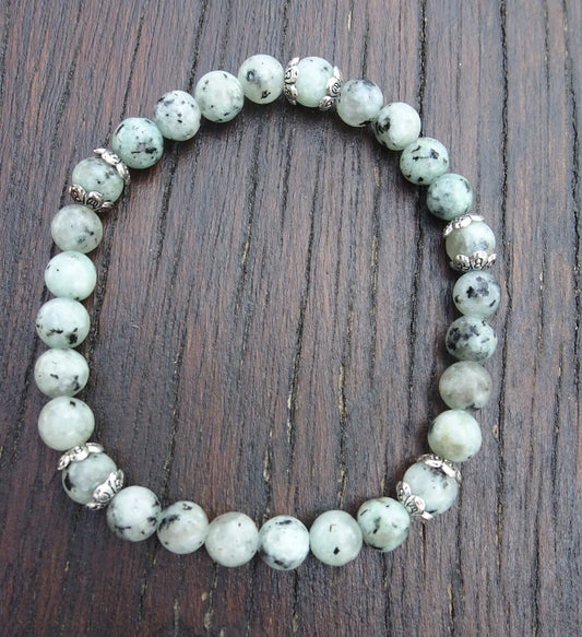 Bracelet perles naturelles 6 mm vert sauge mouchetées de noir - BR152