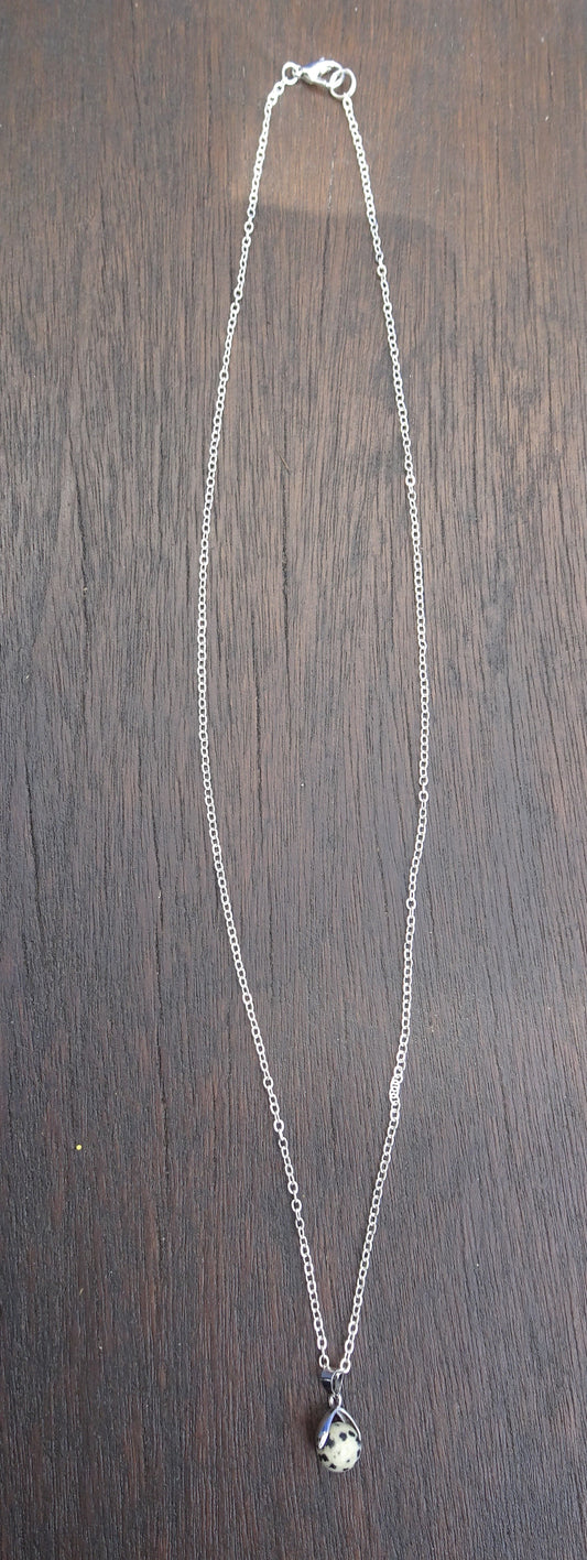 Collier chaîne argentée avec perle naturelle beige mouchetée de noir posée sur étrier - CO003/B