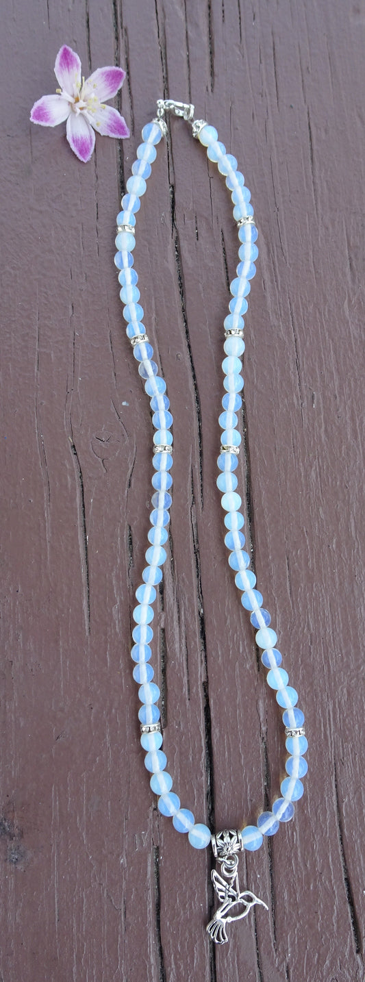 Collier Perles ronde opalescentes au reflet bleu clair et colibri 50 cm - CO130