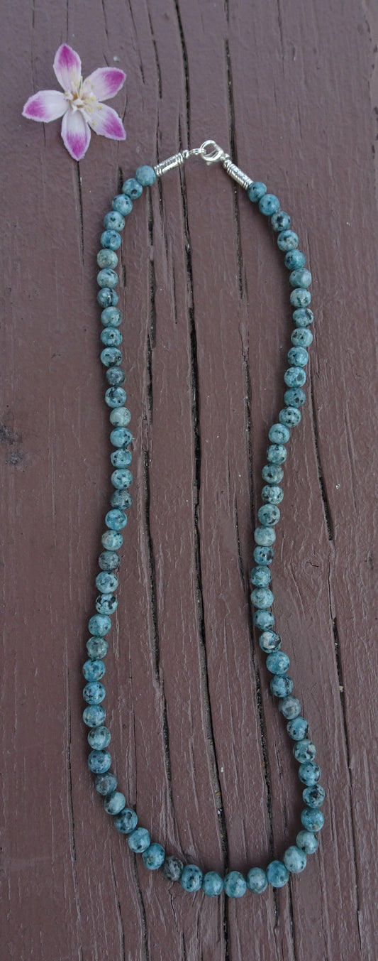 Collier en perles naturelles vert bleuté diamètre 6 mm - CO135