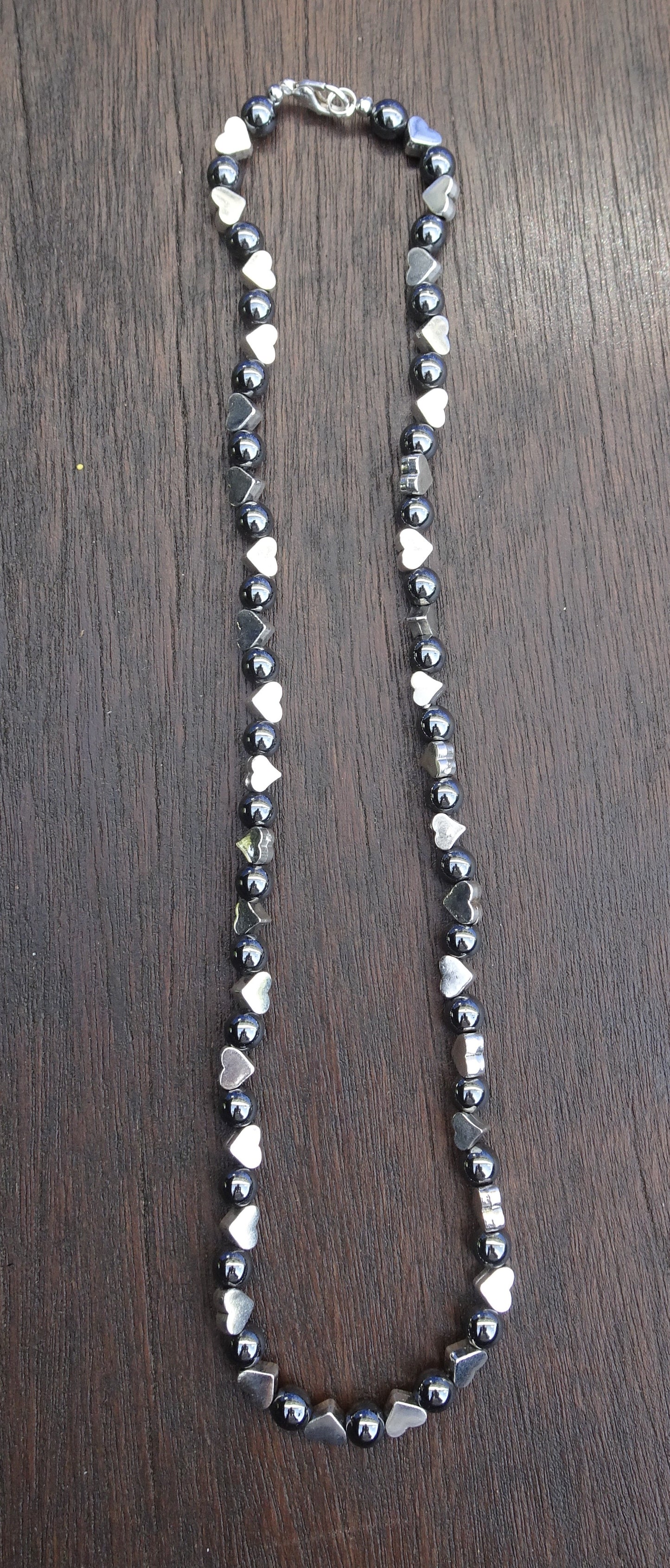 Collier en perles naturelles hématites 6 mm et cœurs argentés - CO202