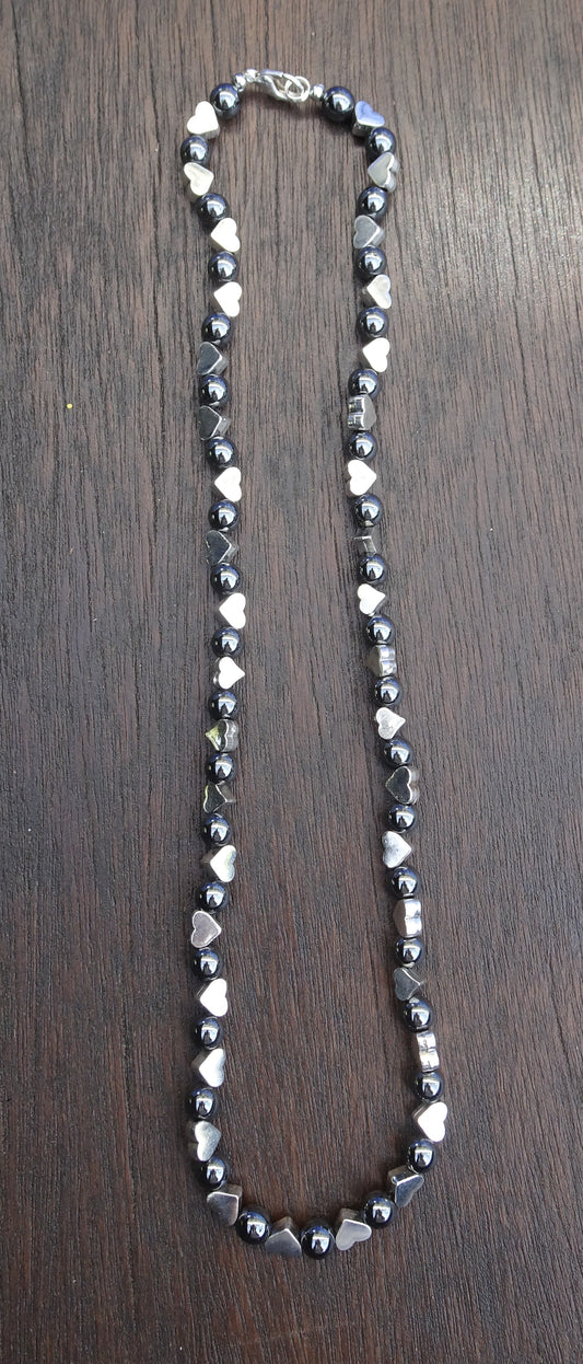 Collier en perles naturelles hématites 6 mm et cœurs argentés - CO202