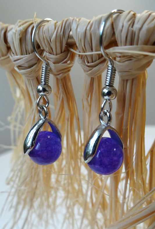 Boucles d'oreilles perle naturelle violette posée sur étrier argenté - BO072