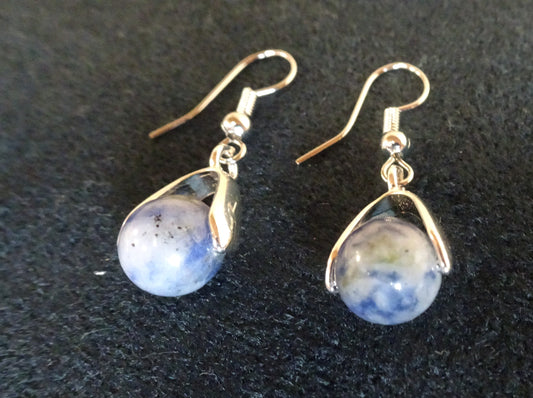 Boucles d'oreilles perle naturelle bleue posée sur étrier argenté - BO047/Ble