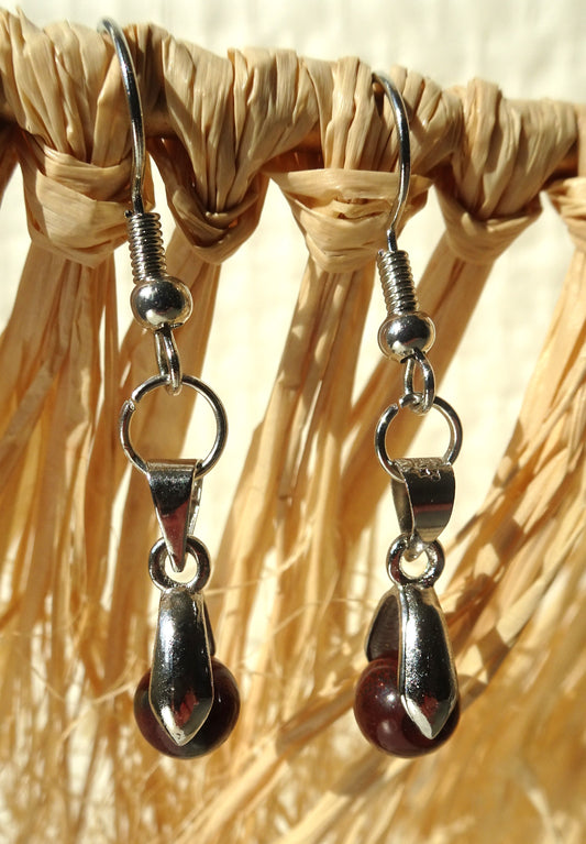 Boucles d'oreilles perle naturelle marron 6 mm, posée sur étrier argenté - BO129/E6