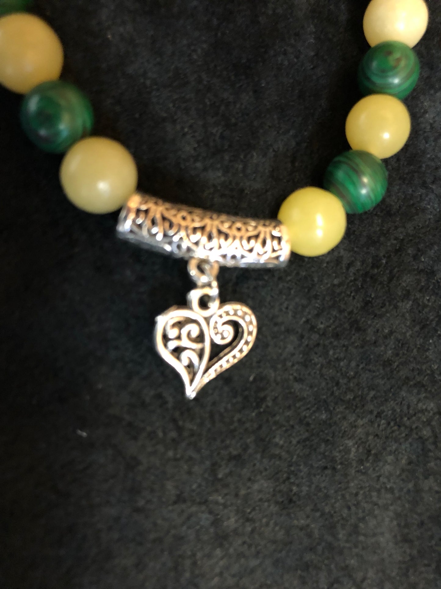 Bracelet en perles naturelles et coeur stylisé argenté - BR016