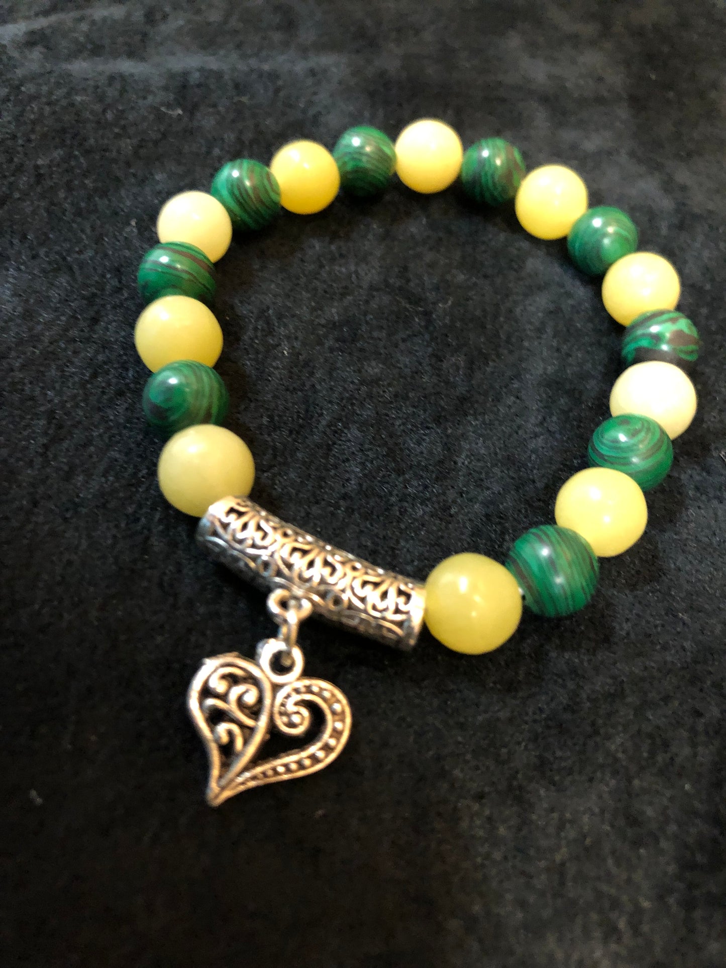 Bracelet en perles naturelles et coeur stylisé argenté - BR016